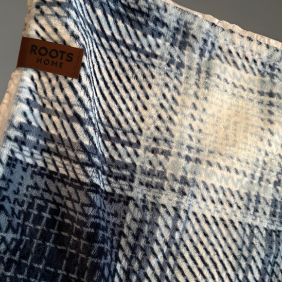 Roots Home Sherpa blue plaid Pillowcases set of 2 in new condition - Picture 3 of 6